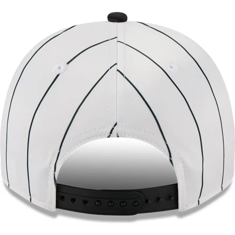 hvid-og-sort-buet-kasket-snapback-9fifty-a-frame-satin-pinstripe-fra-chicago-white-sox-mlb-fra-new-era