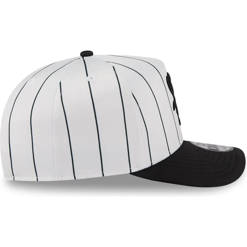 hvid-og-sort-buet-kasket-snapback-9fifty-a-frame-satin-pinstripe-fra-chicago-white-sox-mlb-fra-new-era