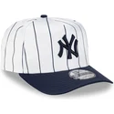 hvid-og-marinebla-buet-kasket-snapback-9fifty-a-frame-satin-pinstripe-fra-new-york-yankees-mlb-fra-new-era