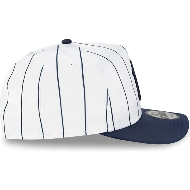 hvid-og-marinebla-buet-kasket-snapback-9fifty-a-frame-satin-pinstripe-fra-new-york-yankees-mlb-fra-new-era