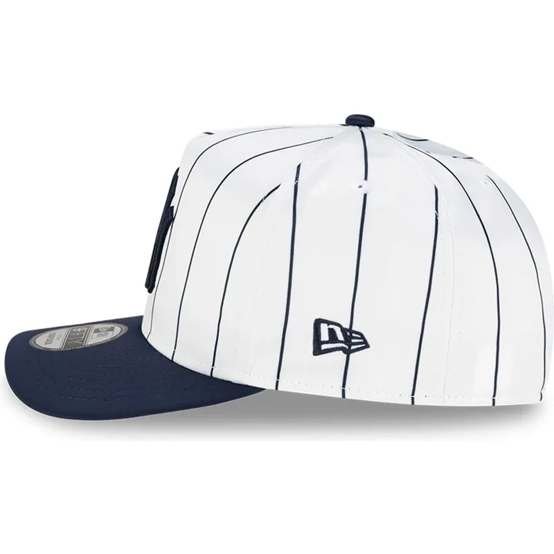hvid-og-marinebla-buet-kasket-snapback-9fifty-a-frame-satin-pinstripe-fra-new-york-yankees-mlb-fra-new-era