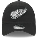 sort-justerbar-9twenty-stamp-kasket-med-buet-skygge-fra-detroit-red-wings-nhl-fra-new-era