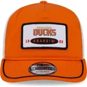 gorra-curva-orange-og-hvid-snapback-19twenty-broderet-patch-af-anaheim-ducks-nhl-fra-new-era