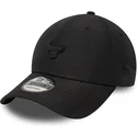 sort-justerbar-9forty-kasket-med-kurvet-skygge-og-chicago-bulls-nba-pin-fra-new-era