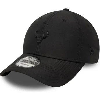 Sort justerbar 9FORTY kasket med kurvet skygge og Chicago Bulls NBA pin fra New Era