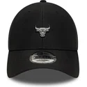 sort-justerbar-9forty-kasket-med-kurvet-skygge-og-chicago-bulls-nba-pin-fra-new-era