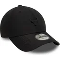 sort-justerbar-9forty-kasket-med-kurvet-skygge-og-chicago-bulls-nba-pin-fra-new-era