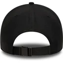 sort-justerbar-9forty-kasket-med-kurvet-skygge-og-chicago-bulls-nba-pin-fra-new-era