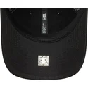 sort-justerbar-9forty-kasket-med-kurvet-skygge-og-chicago-bulls-nba-pin-fra-new-era