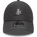 gra-justerbar-9forty-kurvet-kasket-med-los-angeles-lakers-nba-pin-fra-new-era