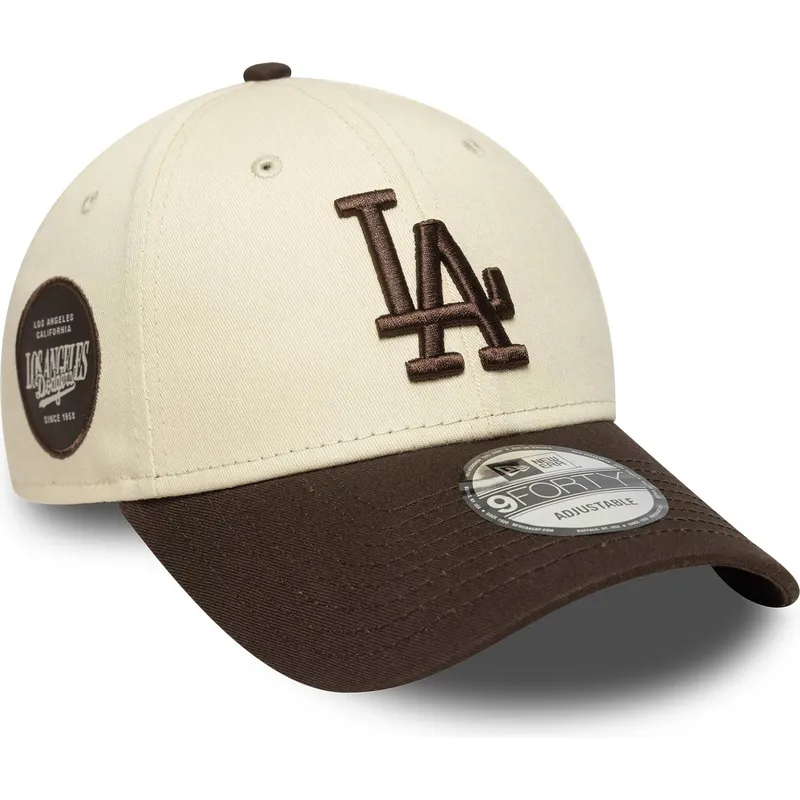 buet-beige-og-brun-justerbar-9forty-side-patch-kasket-fra-los-angeles-dodgers-mlb-fra-new-era