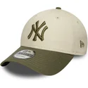 buet-beige-og-gron-justerbar-kasket-9forty-side-patch-fra-new-york-yankees-mlb-fra-new-era