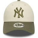 buet-beige-og-gron-justerbar-kasket-9forty-side-patch-fra-new-york-yankees-mlb-fra-new-era
