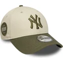 buet-beige-og-gron-justerbar-kasket-9forty-side-patch-fra-new-york-yankees-mlb-fra-new-era