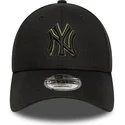 sort-justerbar-curved-kasket-med-gront-logo-9forty-outline-fra-new-york-yankees-mlb-fra-new-era