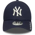 justerbar-marinebla-kurvet-kasket-9forty-visor-script-fra-new-york-yankees-mlb-fra-new-era