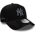 sort-justerbar-9forty-e-frame-cord-kasket-med-buet-skygge-fra-new-york-yankees-mlb-fra-new-era
