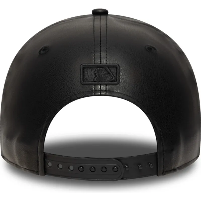sort-buet-snapback-kasket-med-sort-logo-9forty-m-crown-pu-fra-new-york-yankees-mlb-fra-new-era