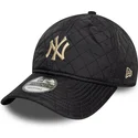 sort-justerbar-curved-kasket-med-beige-logo-9twenty-quilted-fra-new-york-yankees-mlb-fra-new-era