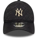 sort-justerbar-curved-kasket-med-beige-logo-9twenty-quilted-fra-new-york-yankees-mlb-fra-new-era