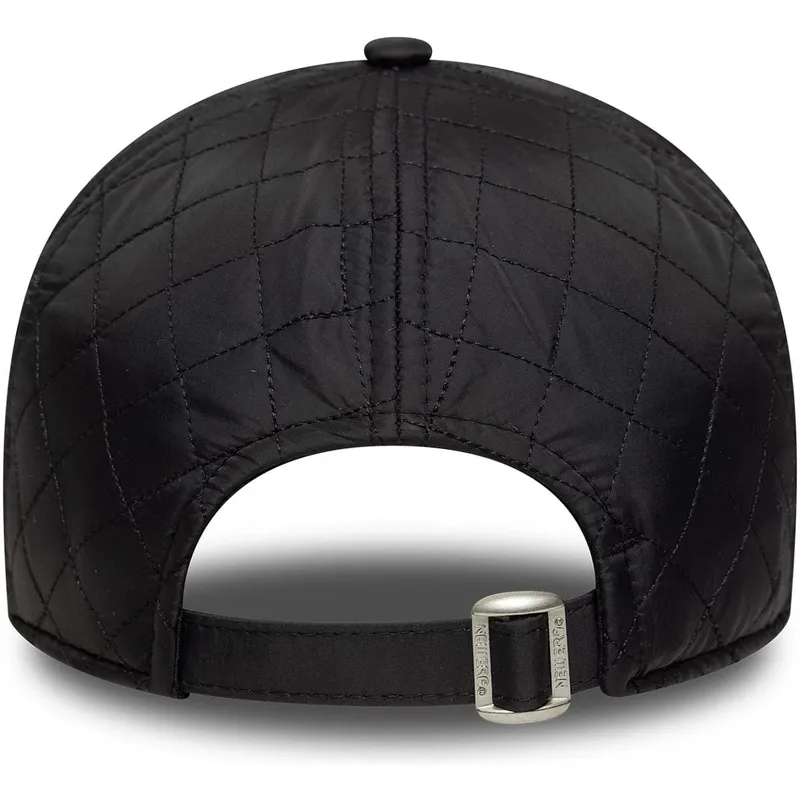 sort-justerbar-curved-kasket-med-beige-logo-9twenty-quilted-fra-new-york-yankees-mlb-fra-new-era