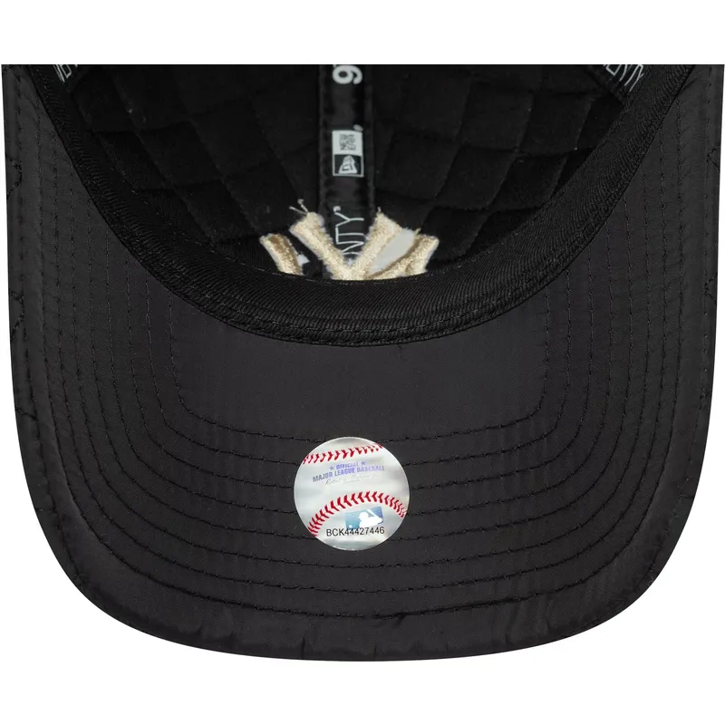 sort-justerbar-curved-kasket-med-beige-logo-9twenty-quilted-fra-new-york-yankees-mlb-fra-new-era
