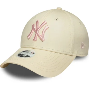 Beige justerbar kvindekasket med buet skygge og lyserødt logo 9FORTY League Essential New York Yankees MLB fra New Era