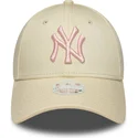 beige-justerbar-kvindekasket-med-buet-skygge-og-lyserodt-logo-9forty-league-essential-new-york-yankees-mlb-fra-new-era