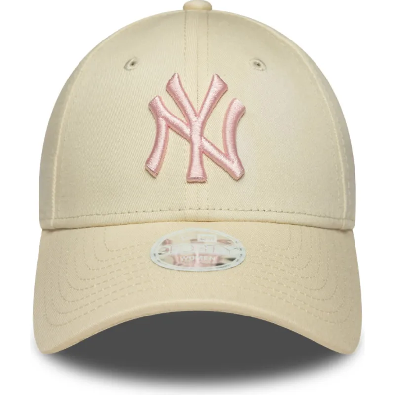 buet-beige-justerbar-kasket-til-kvinder-med-lyserodt-logo-9forty-league-essential-fra-new-york-yankees-mlb-fra-new-era