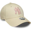 beige-justerbar-kvindekasket-med-buet-skygge-og-lyserodt-logo-9forty-league-essential-new-york-yankees-mlb-fra-new-era