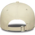 beige-justerbar-kvindekasket-med-buet-skygge-og-lyserodt-logo-9forty-league-essential-new-york-yankees-mlb-fra-new-era