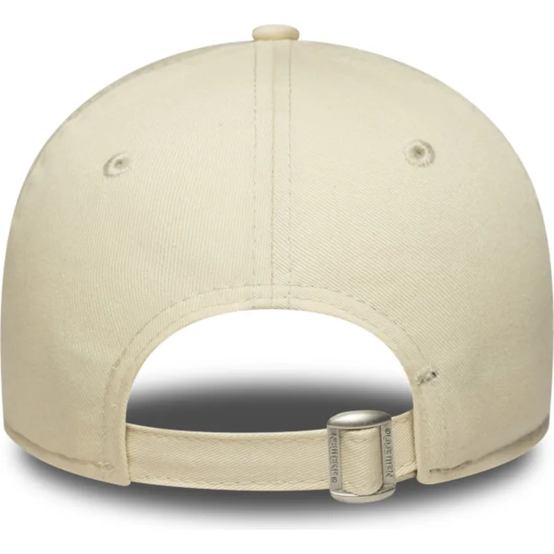 buet-beige-justerbar-kasket-til-kvinder-med-lyserodt-logo-9forty-league-essential-fra-new-york-yankees-mlb-fra-new-era