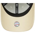 beige-justerbar-kvindekasket-med-buet-skygge-og-lyserodt-logo-9forty-league-essential-new-york-yankees-mlb-fra-new-era