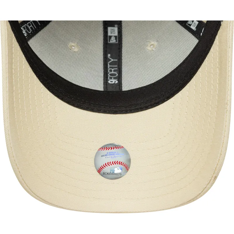 buet-beige-justerbar-kasket-til-kvinder-med-lyserodt-logo-9forty-league-essential-fra-new-york-yankees-mlb-fra-new-era