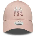 new-era-new-york-yankees-mlb-9forty-metallic-logo-justerbar-lyserod-buet-kasket-til-kvinder