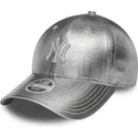 buet-solvfarvet-justerbar-kasket-til-kvinder-9forty-metallic-fra-new-york-yankees-mlb-fra-new-era