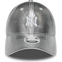 buet-solvfarvet-justerbar-kasket-til-kvinder-9forty-metallic-fra-new-york-yankees-mlb-fra-new-era