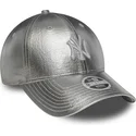 buet-solvfarvet-justerbar-kasket-til-kvinder-9forty-metallic-fra-new-york-yankees-mlb-fra-new-era