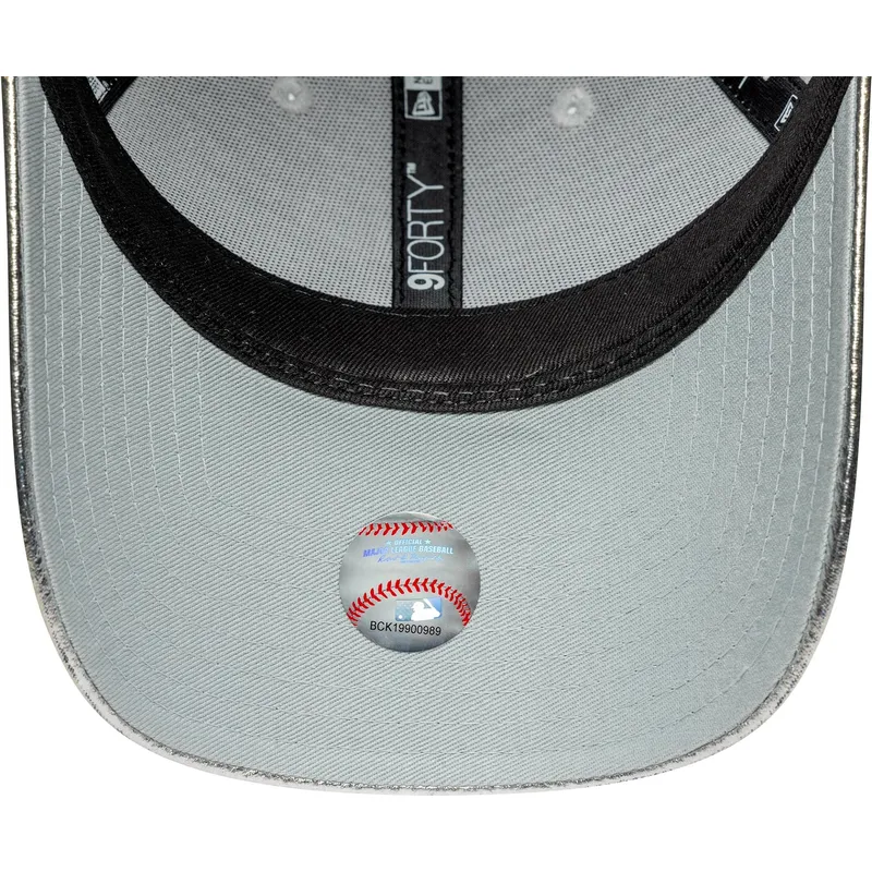 buet-solvfarvet-justerbar-kasket-til-kvinder-9forty-metallic-fra-new-york-yankees-mlb-fra-new-era