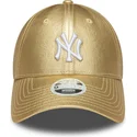 guldfarvet-justerbar-buet-kasket-til-kvinder-9forty-metallic-fra-new-york-yankees-mlb-fra-new-era