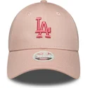 lyserod-justerbar-buet-kasket-til-kvinder-med-lyserodt-logo-9forty-league-essential-fra-los-angeles-dodgers-mlb-fra-new-era