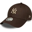 new-era-new-york-yankees-mlb-9forty-league-essential-brun-justerbar-kvindekasket-med-beige-logo