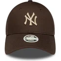 justerbar-brun-buet-kasket-til-kvinder-med-beige-logo-9forty-league-essential-new-york-yankees-mlb-fra-new-era