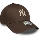 new-era-new-york-yankees-mlb-9forty-league-essential-brun-justerbar-kvindekasket-med-beige-logo