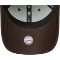new-era-new-york-yankees-mlb-9forty-league-essential-brun-justerbar-kvindekasket-med-beige-logo