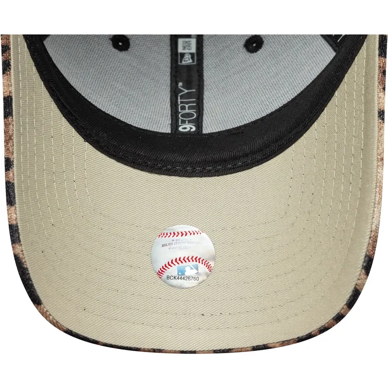 buet-kasket-leopard-justerbar-til-kvinder-9forty-leo-velour-fra-new-york-yankees-mlb-fra-new-era