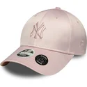 lyserod-justerbar-buet-kasket-til-kvinder-med-lyserodt-logo-9forty-satin-bow-back-fra-new-york-yankees-mlb-fra-new-era