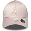 new-york-yankees-mlb-new-era-9forty-satin-bow-back-justerbar-lyserod-kvindekasket-med-buet-skygge-og-lyserodt-logo