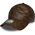 brun-justerbar-kvindekasket-med-buet-skygge-og-brunt-logo-9twenty-worn-pu-fra-new-york-yankees-mlb-fra-new-era