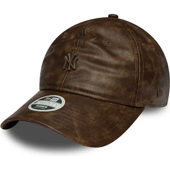 Brun justerbar kvindekasket med buet skygge og brunt logo 9TWENTY Worn PU fra New York Yankees MLB fra New Era